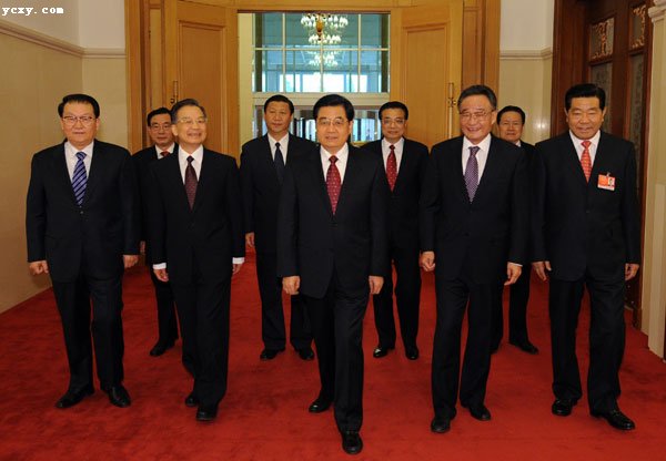 3月3日下午,中国人民政治协商会议第十一届全国委员会第二次会议在北京人民大会堂开幕。这是党和国家领导人胡锦涛、吴邦国、温家宝、贾庆林、李长春、习近平、李克强、贺国强、周永康等步入会场。